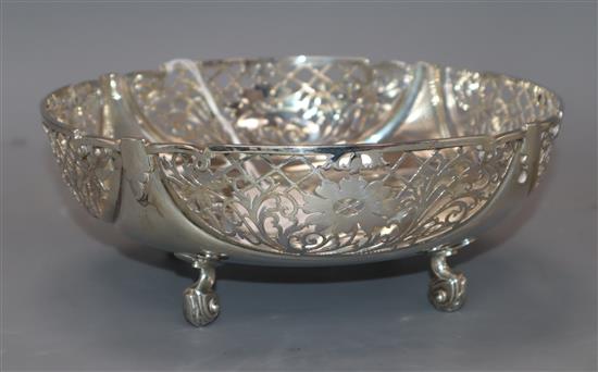 A modern pieced silver fruit bowl, Sheffield, 1964, 17.5 oz.